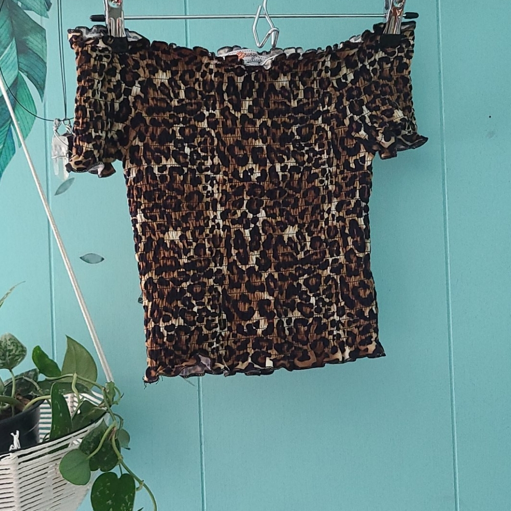 Leopard crop top off the shoulders